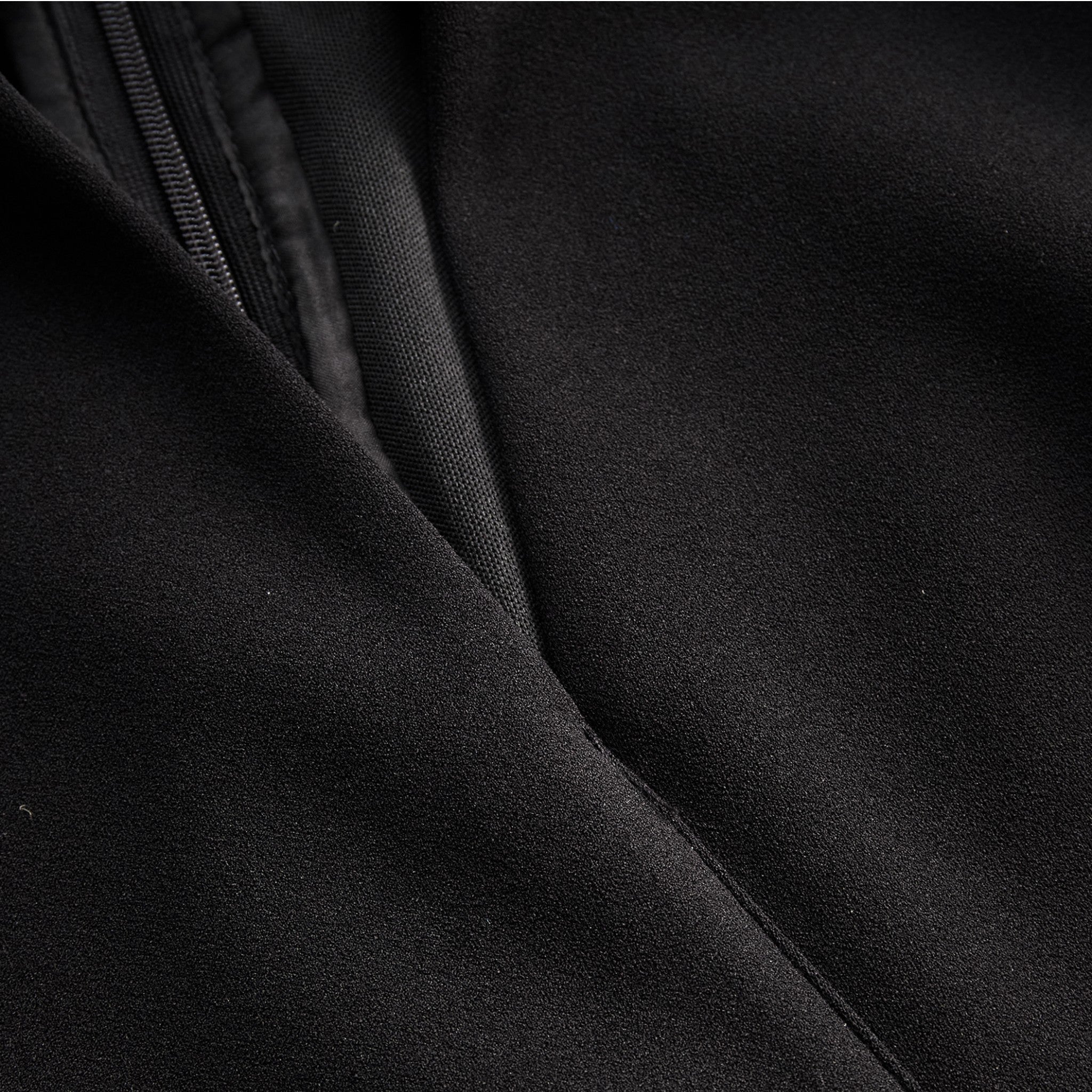 Nora™ | Verfeinertes Schwarzes Kleid mit Gürtel und Mandarin-Kragen