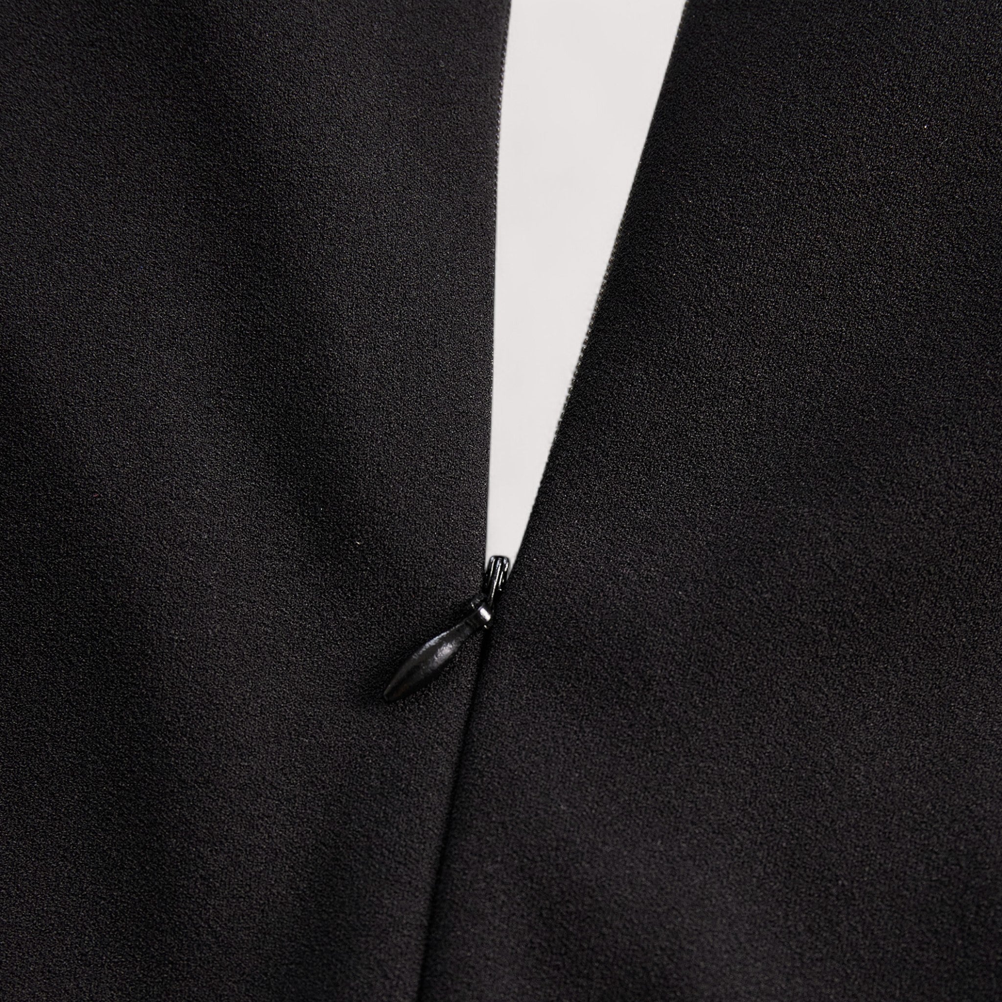 Nora™ | Verfeinertes Schwarzes Kleid mit Gürtel und Mandarin-Kragen