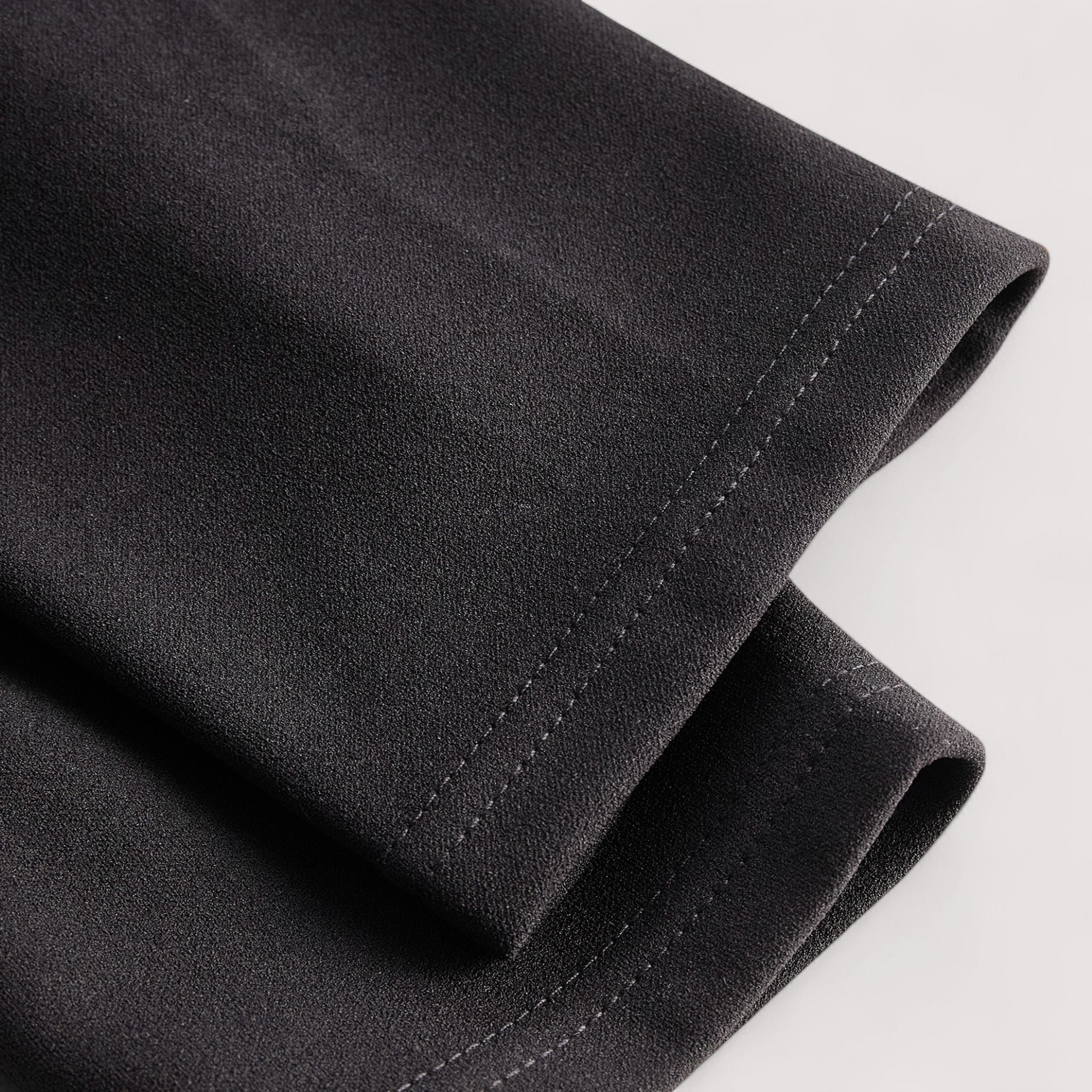 Nora™ | Verfeinertes Schwarzes Kleid mit Gürtel und Mandarin-Kragen
